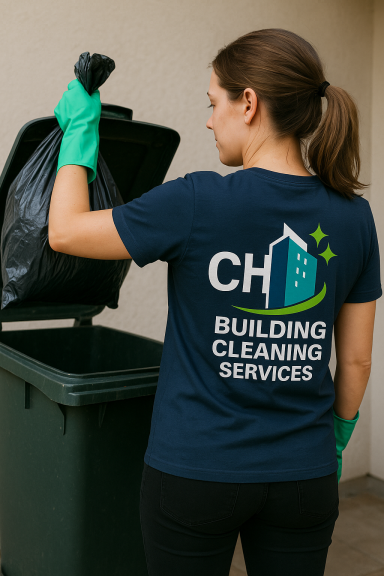 Müllentsorgung Person in grünem Handschuh wirft Müll in eine grüne Tonne, trägt T-Shirt mit Reinigungsdienst-Logo.