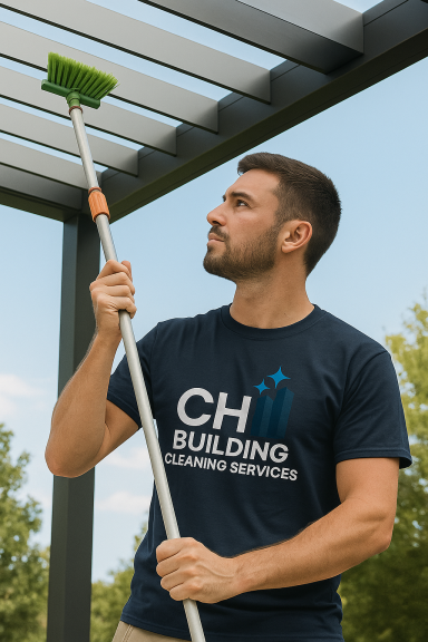 Pergolareinigung Mann reinigt mit einem langen Pinsel ein Dach, trägt ein T-Shirt mit Firmenlogo.